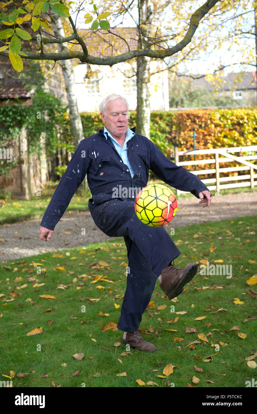 Großvater spielen keepy uppy im Garten mit seinem Enkel Stockfoto