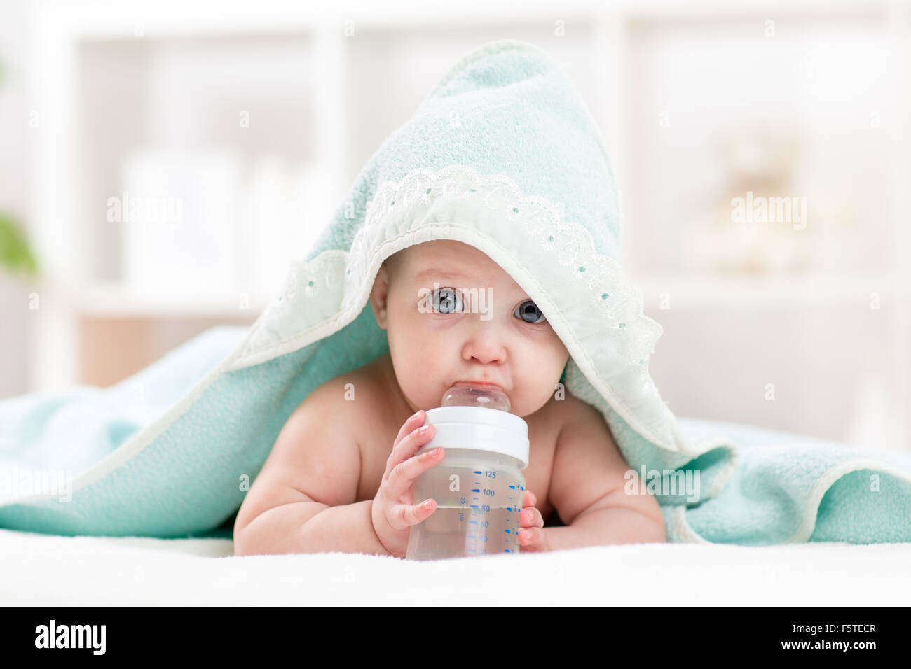 Baby Will Plötzlich Nicht Mehr Aus Der Flasche Trinken Aus der babyflasche trinken -Fotos und -Bildmaterial in hoher Auflösung