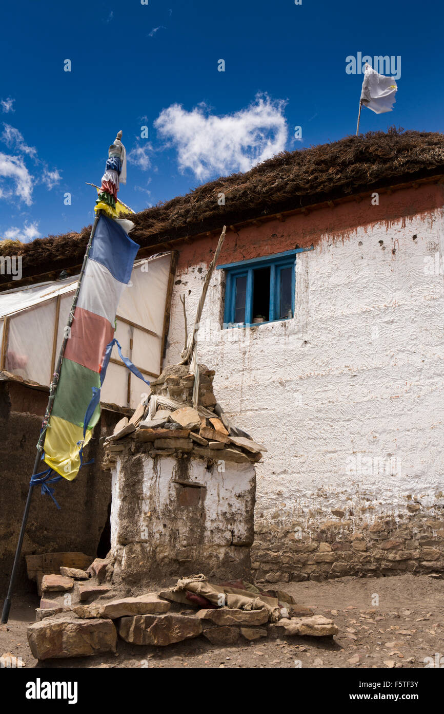 Hikkim, Chorten außerhalb traditionell gebaute Haus mit Stein, Spiti, Himachal Pradesh, Indien gerendert Wände Stockfoto