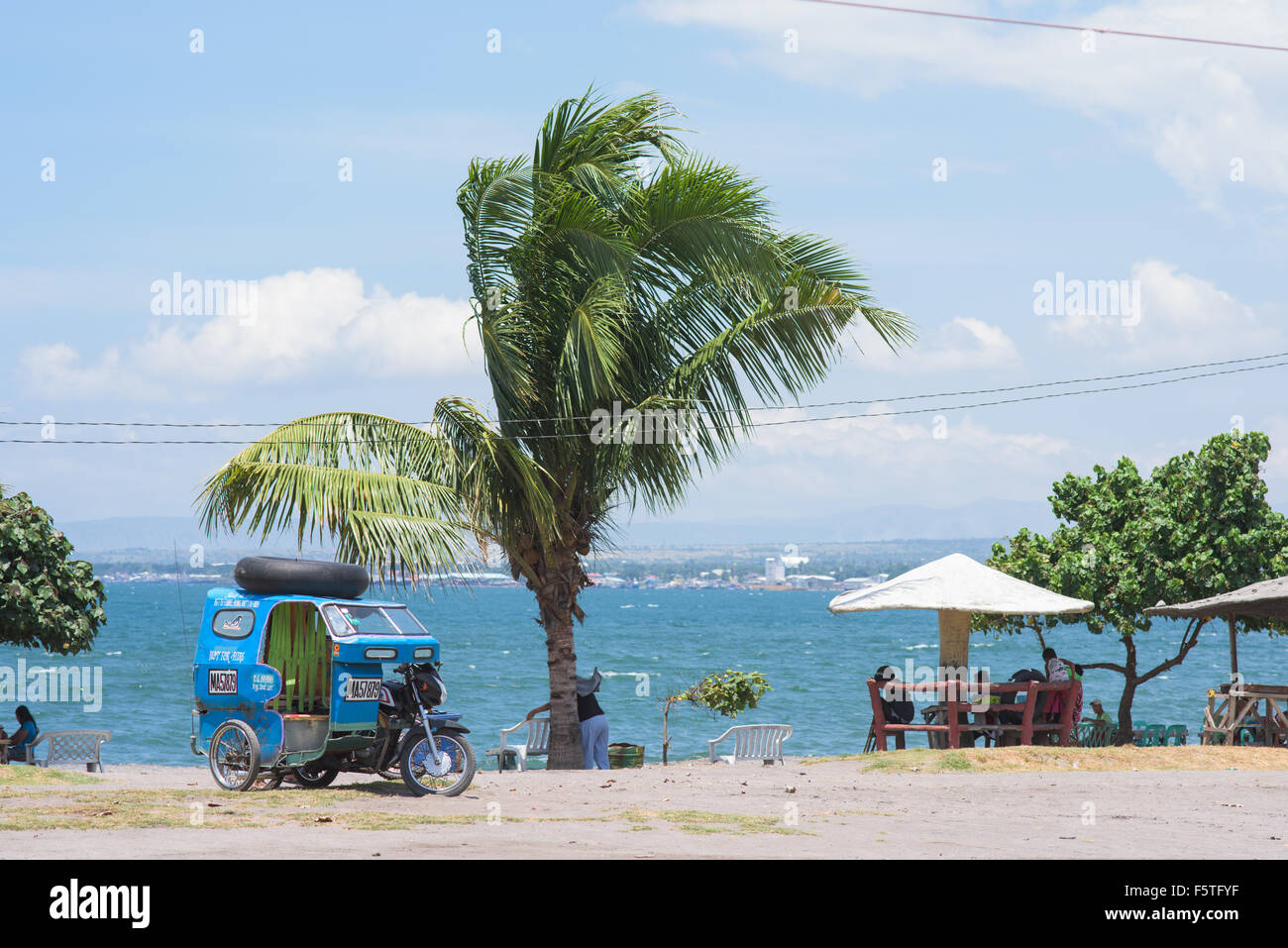 Cyclo geparkt am Strand im allgemeinen Santos City, die südlichste Stadt der Philippinen. Stockfoto