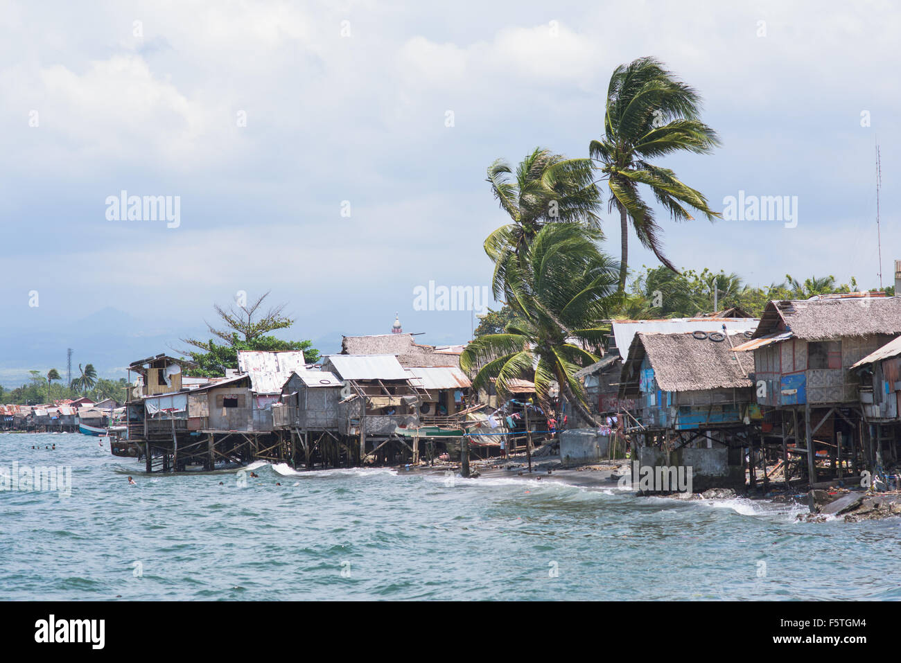 Elendsviertel am Meer in General Santos City, die südlichste Stadt in den Philippinen. Stockfoto