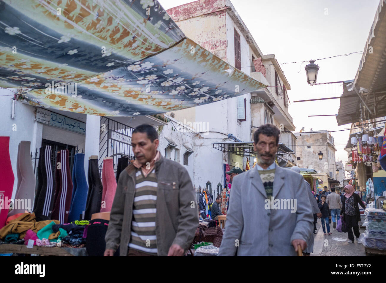 Menschen und Geschäfte auf den Straßen der Medina, Rabat, Marokko Stockfoto