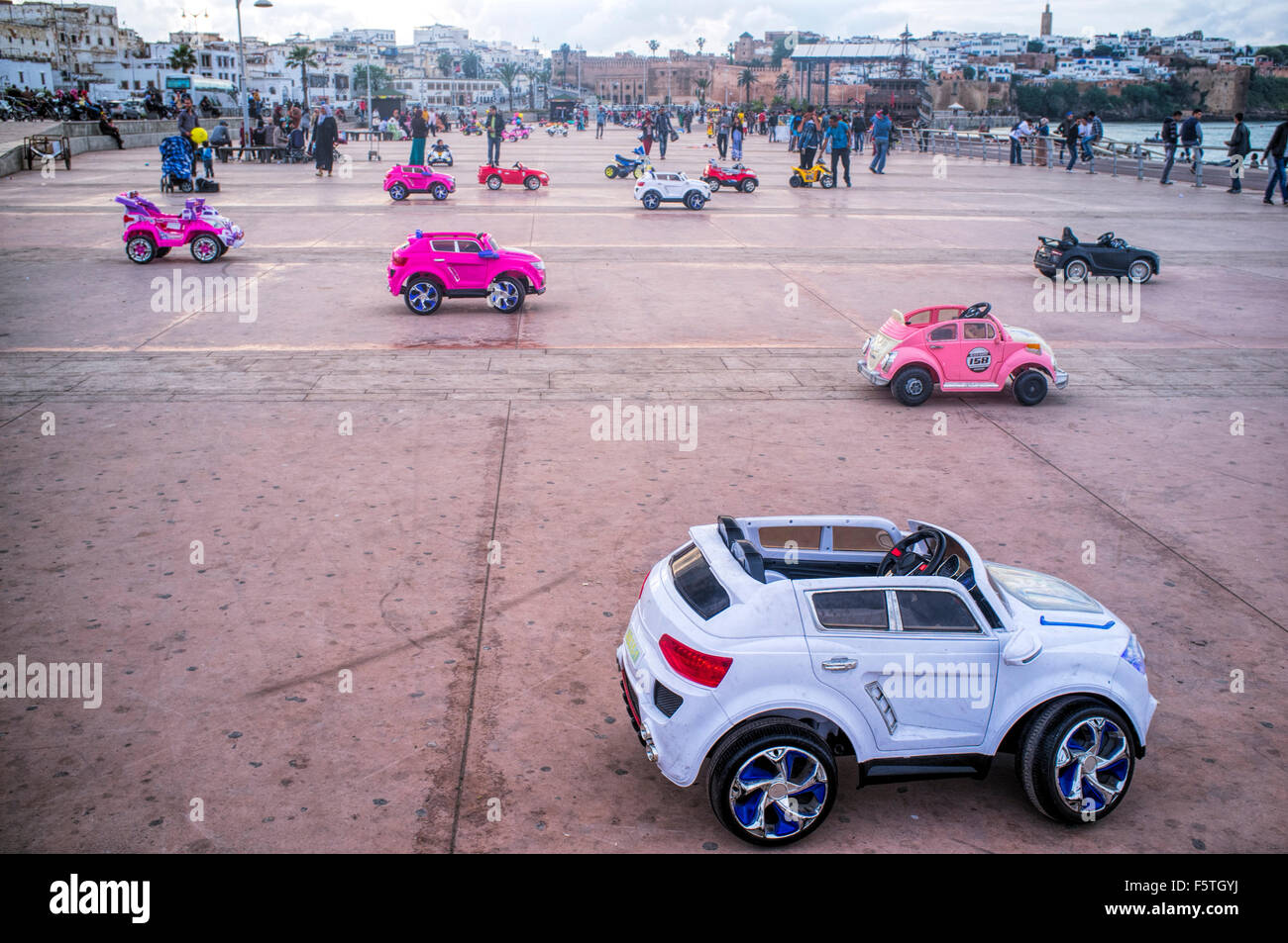 Kind fahrbare Spielzeugautos zu vermieten auf der Straße, Rabat, Marokko. Stockfoto