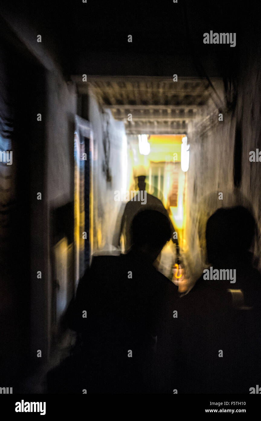 Mann in traditionellen Kostümen mit einer Laterne in der Medina in der Nacht, Rabat, Marokko Stockfoto