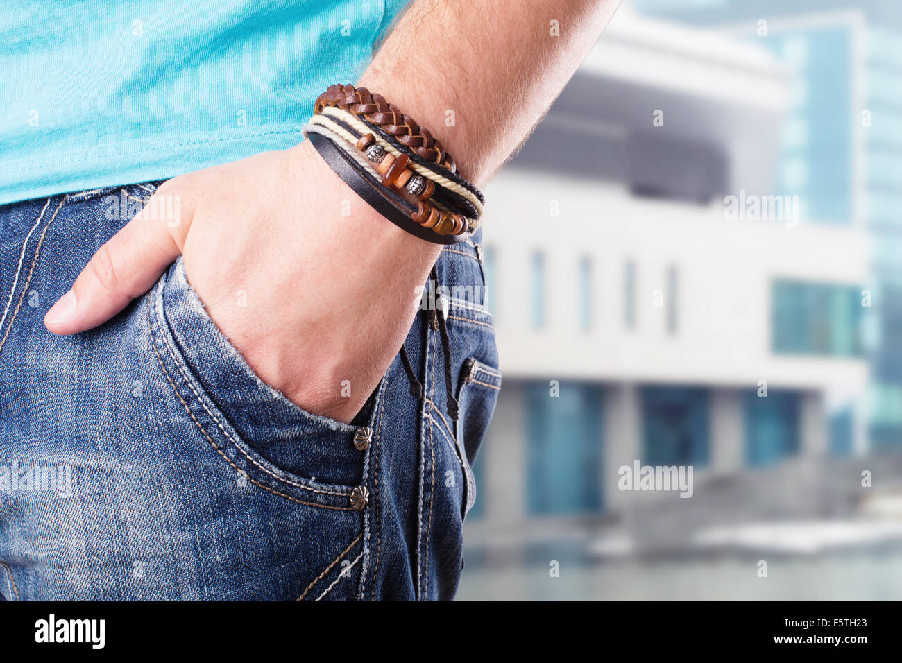 Nahaufnahme eines männlichen stehenden mit seiner Hand in der Tasche Stockfoto