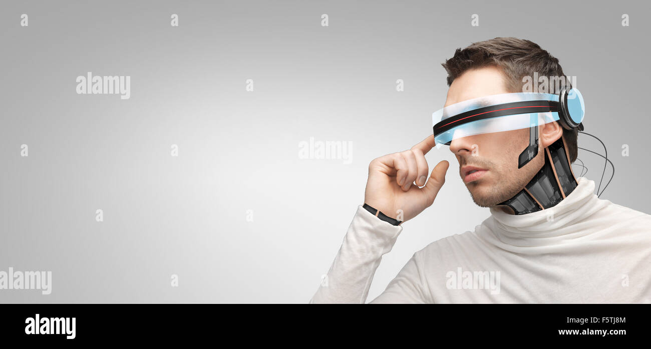 Mann mit futuristischen 3D-Brille und Sensoren Stockfoto
