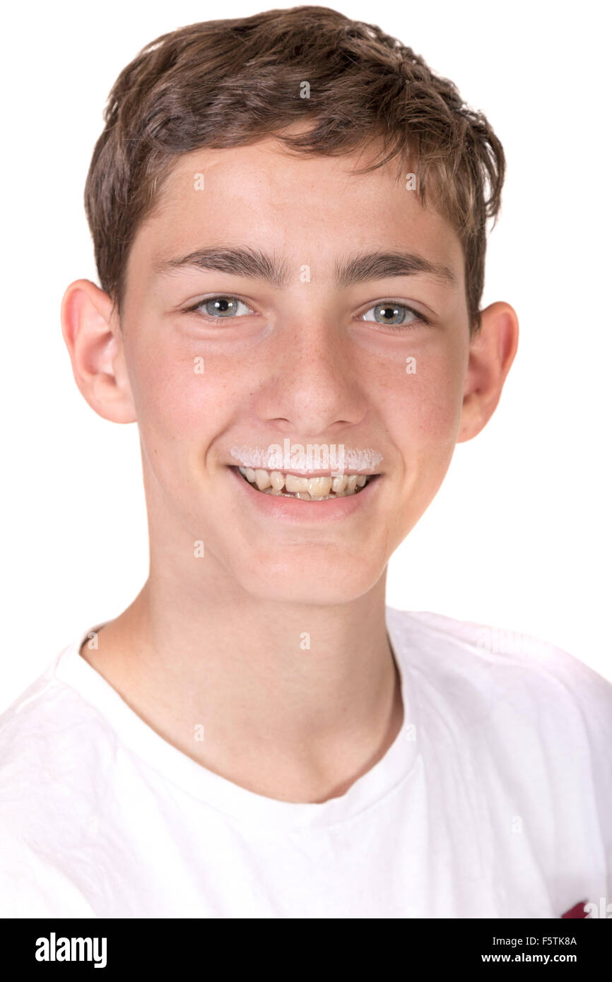 Teenager mit Milch auf seiner Oberlippe Stockfoto