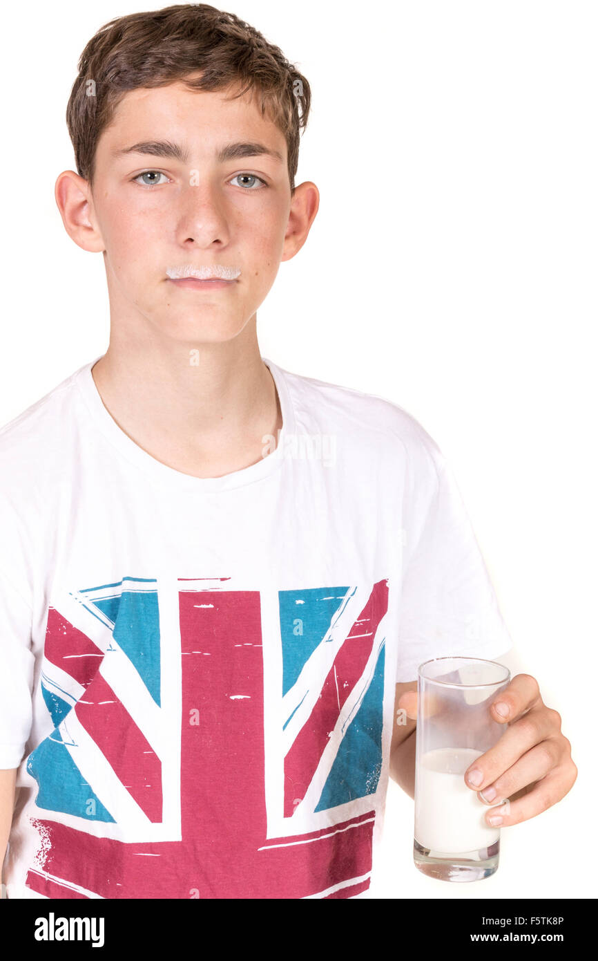 Teenager mit Milch auf seiner Oberlippe Stockfoto