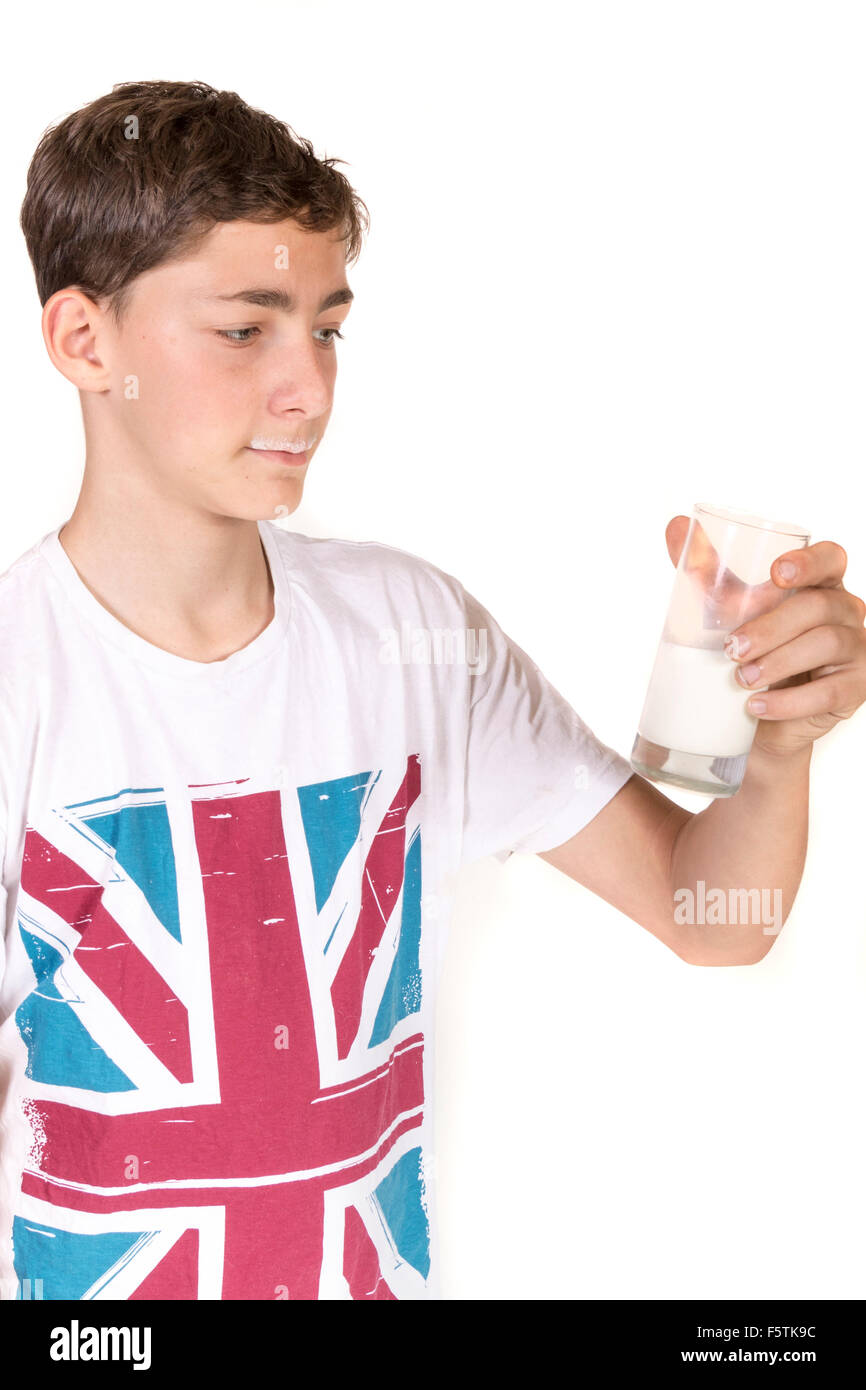 Teenager mit Milch auf seiner Oberlippe Stockfoto