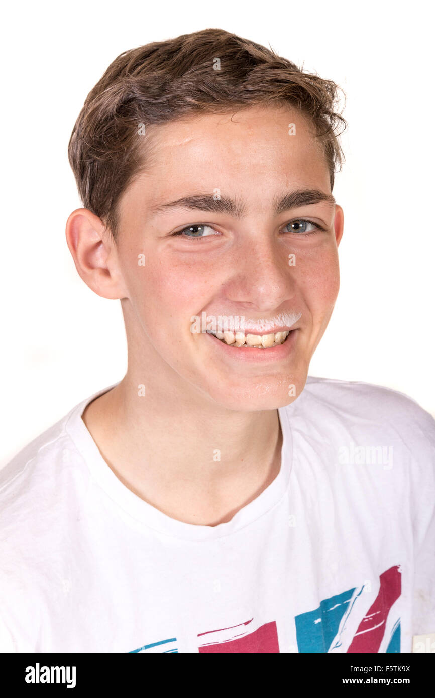 Teenager mit Milch auf seiner Oberlippe Stockfoto