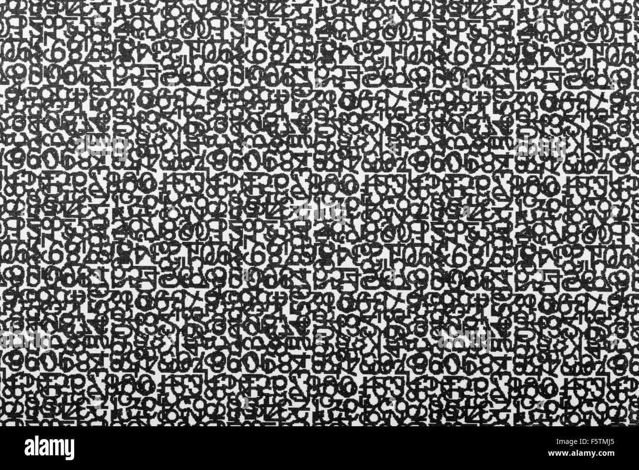 Schwarze Zahlen und Buchstaben auf weißem Textur Stockfoto