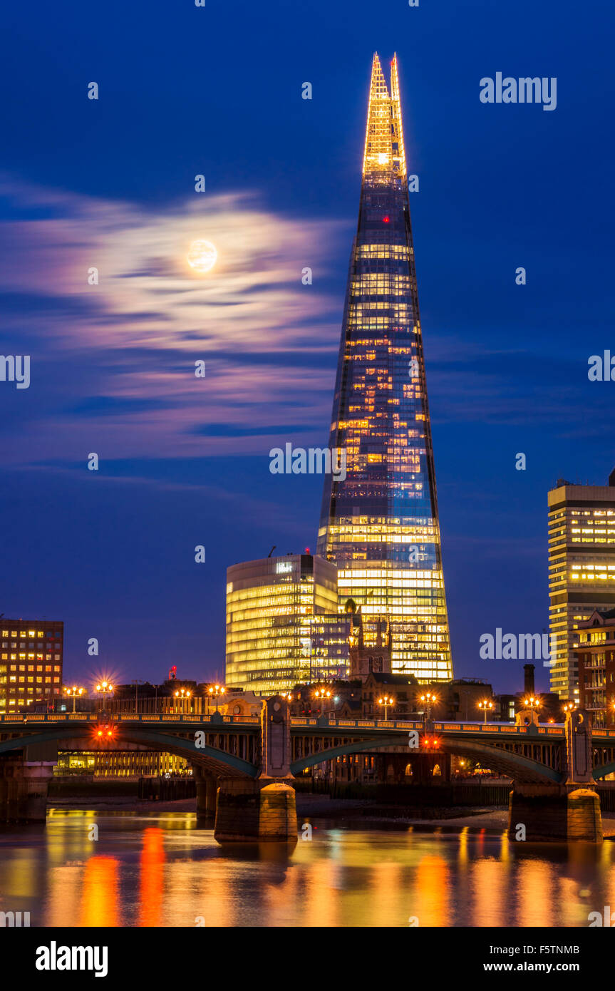 Die Scherbe und Skyline bei Nacht Sonnenuntergang Stadt der London South Bank Southwark London England UK GB EU Europa Stockfoto