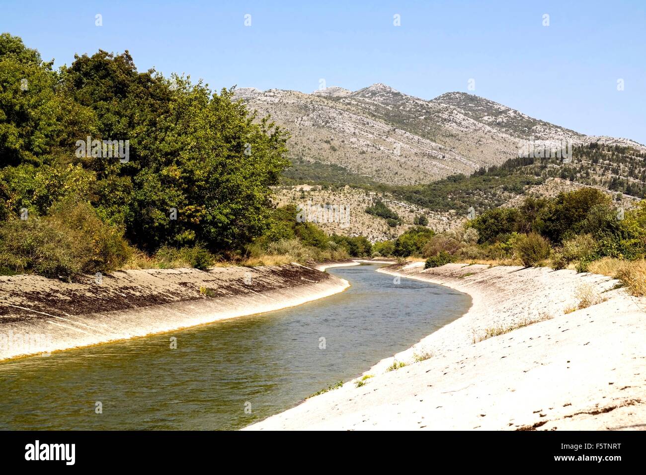 Trebisnjica Fluss im Popovo Polje in der Nähe von Zavala (Föderation Bosnien und Herzegowina). Stockfoto