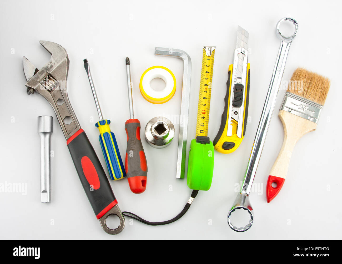 Viele industrielle Werkzeuge. Schraubenschlüssel, Schraubenschlüssel, Schraubendreher, Messer und andere Stockfoto