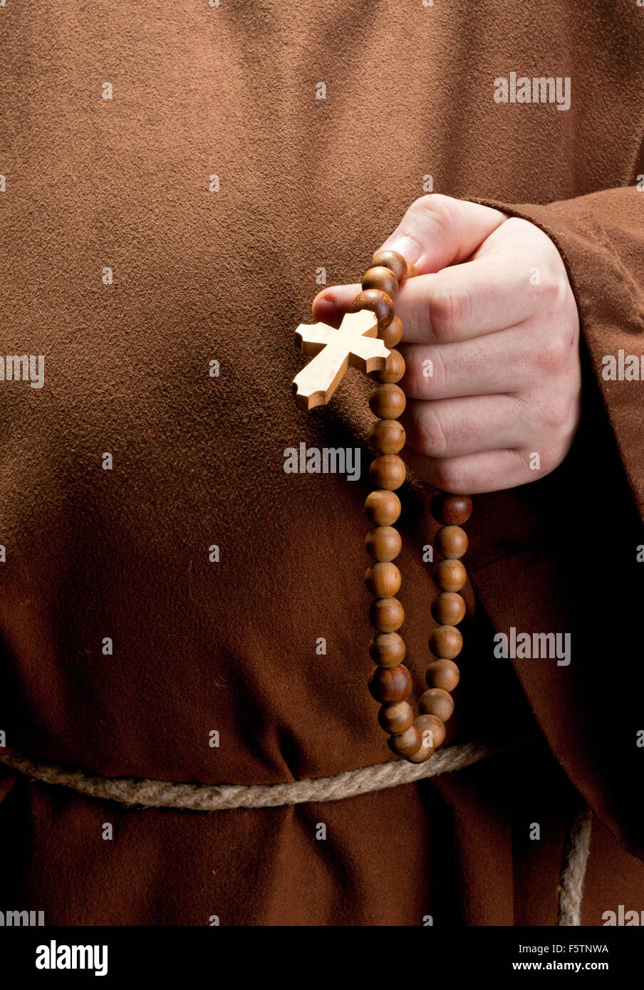 Nahaufnahme der Mönch Hand mit hölzernen Rosenkranz Stockfoto