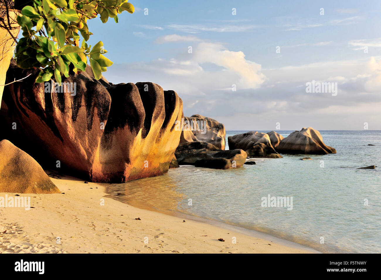 Strand-Source d' Argent in den Sonnenuntergang, Insel La Digue Seychellen Stockfoto