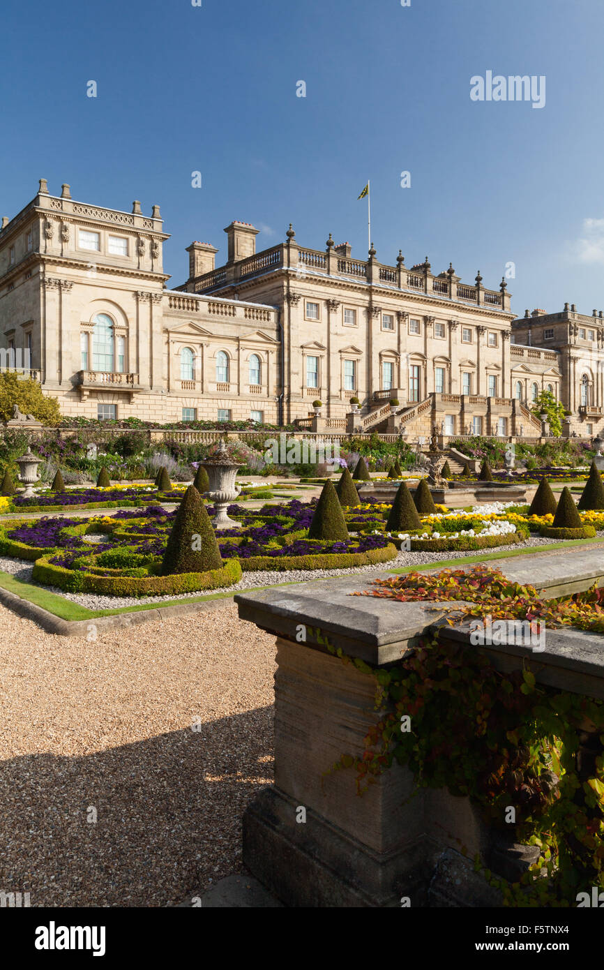 Die Gartenterrasse Harewood House in West Yorkshire, Großbritannien. Eines der zehn Treasure Houses of England. Stockfoto