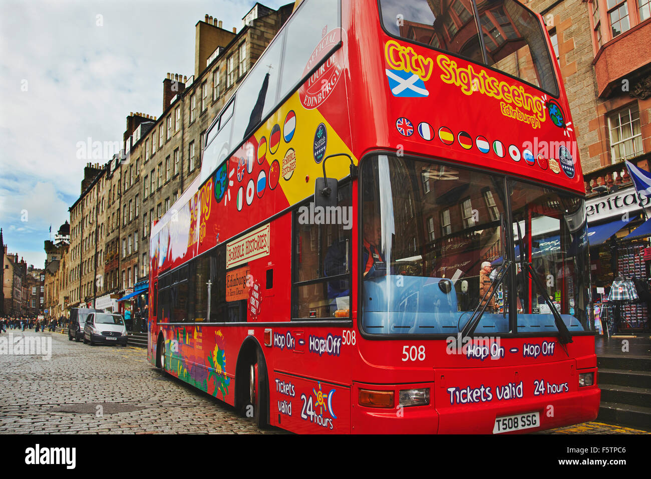 Ein Sightseeing-Bus in der Royal Mile in Edinburgh, Schottland, Großbritannien. Stockfoto
