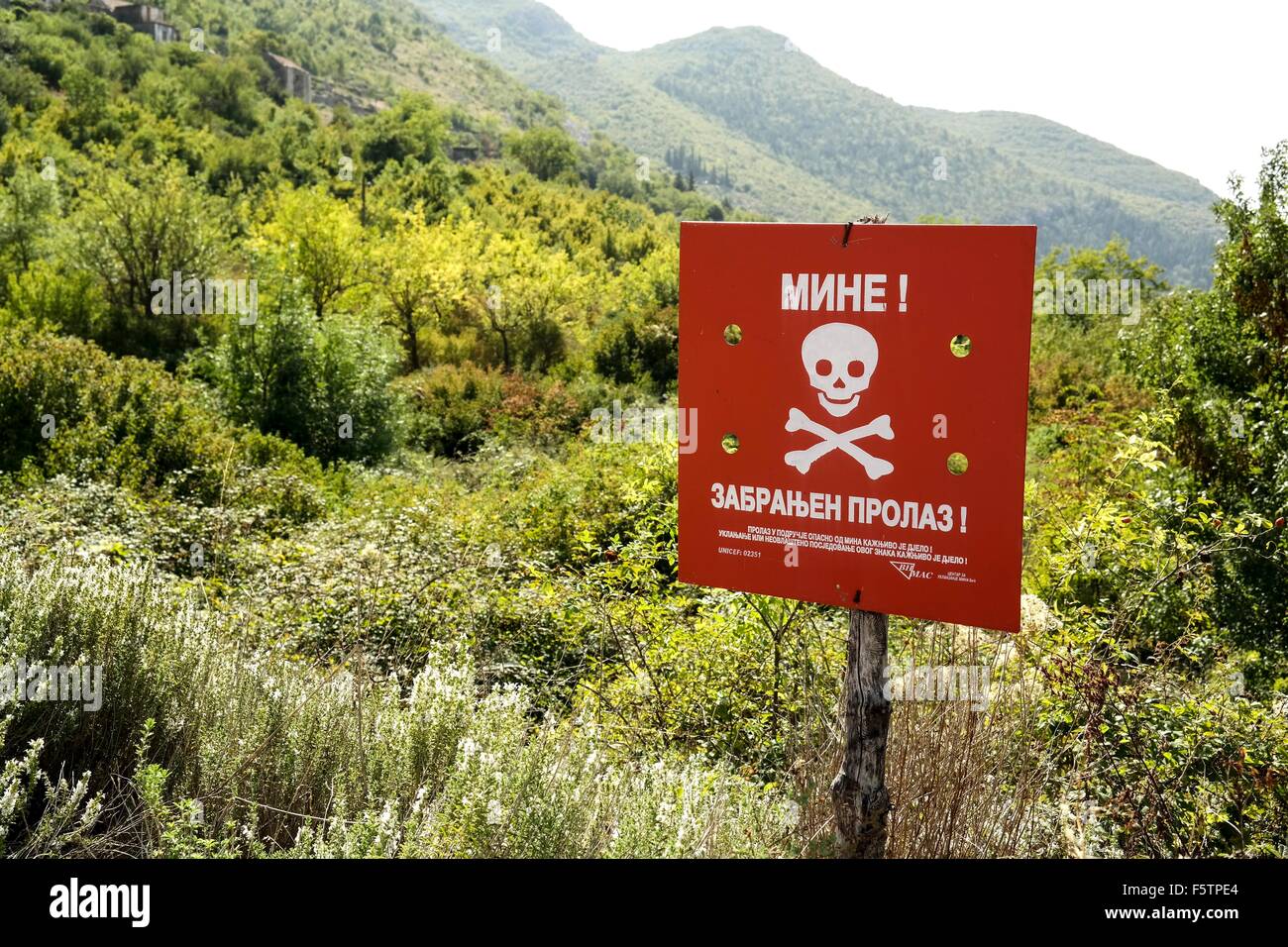 Landmine Warnschild auf den Boder der Republika Srpska und Vereinigung von Bosnien und Herzegowina in der Nähe von Zavala in Popovo Polje. Stockfoto
