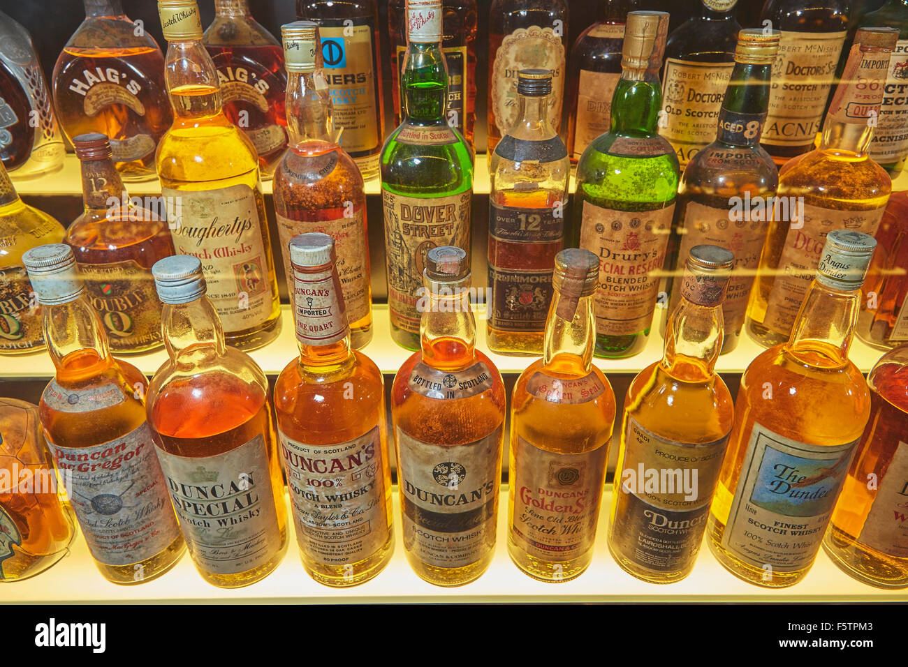 Sammlung von Whisky-Flaschen bei der Scotch Whisky Experience, Edinburgh, Schottland, Großbritannien. Stockfoto