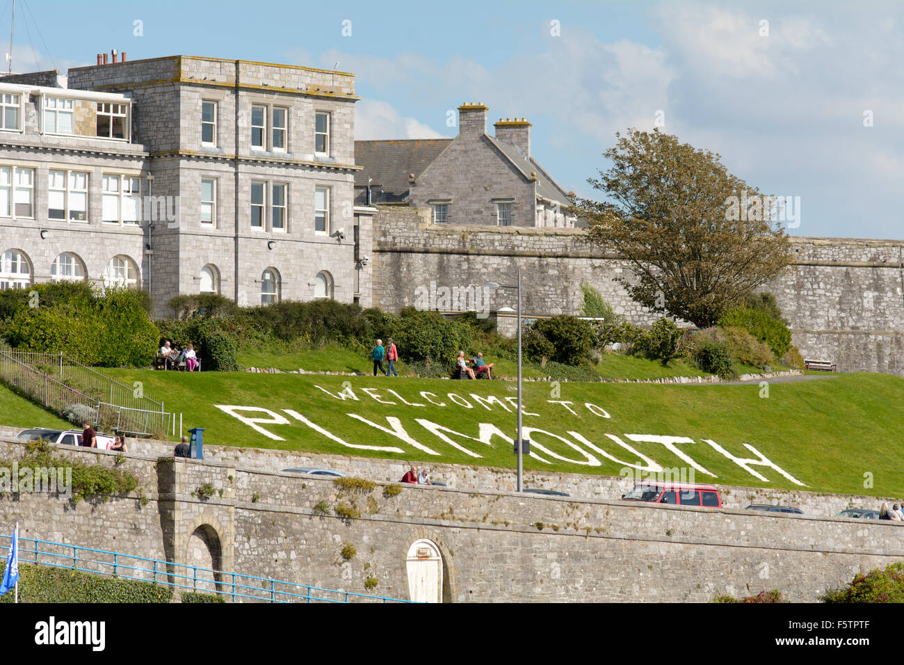 Willkommen Sie bei Plymouth Zeichen auf Plymouth Hacke mit königlichen Zitadelle im Hintergrund an sonnigen Tag in Devon, England Stockfoto