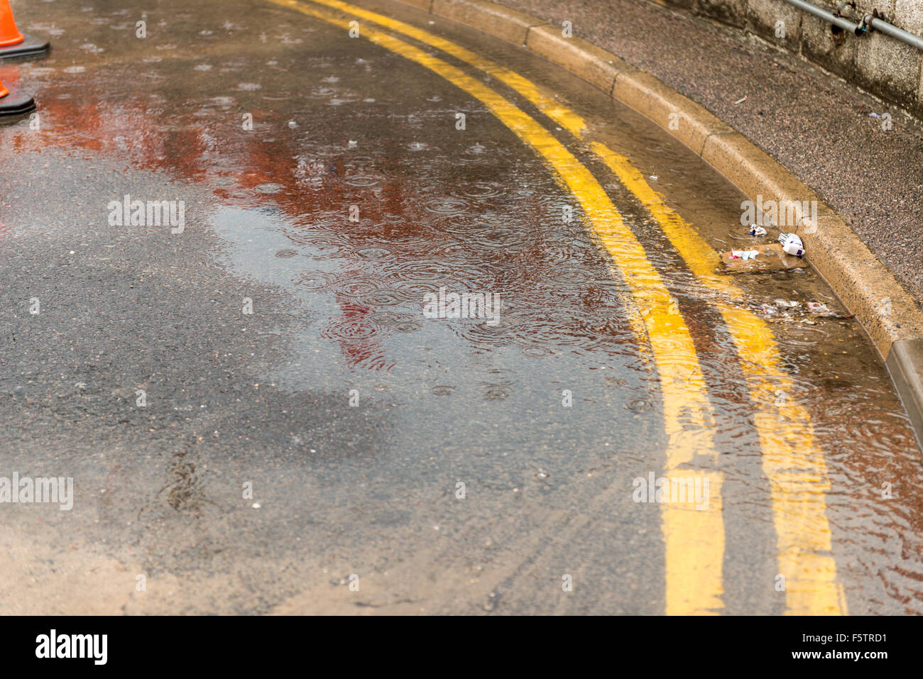 Doppelt Gelb im Regen Stockfoto