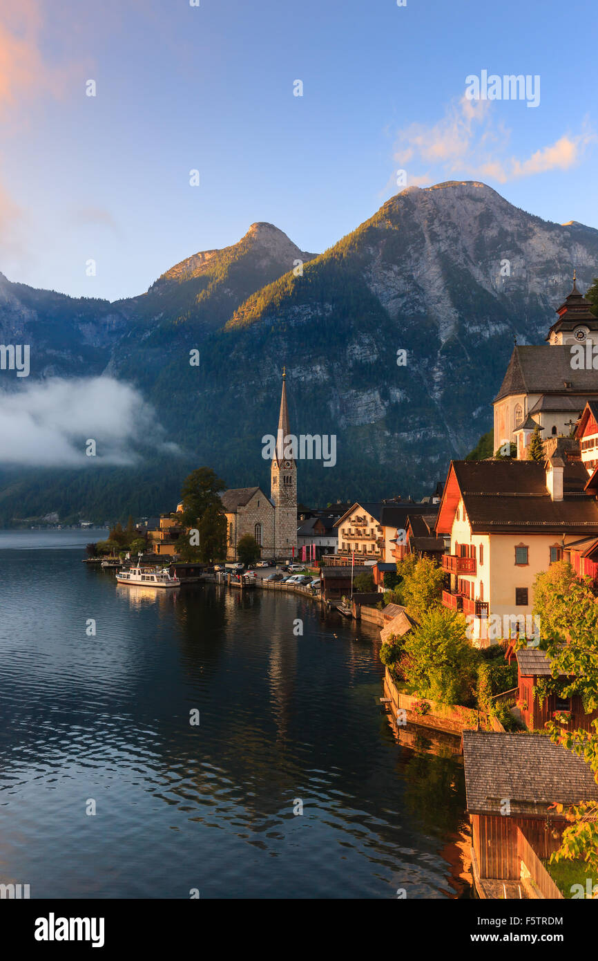 Sonnenaufgang in Hallstatt, in oberen Österreich ist ein Dorf im Salzkammergut, einer Region in Österreich. Stockfoto