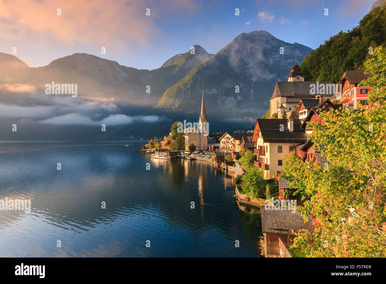 Sonnenaufgang in Hallstatt, in oberen Österreich ist ein Dorf im Salzkammergut, einer Region in Österreich. Stockfoto