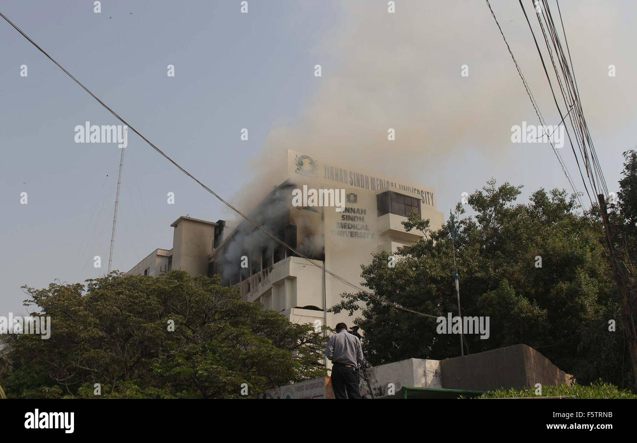 Riesige Flammen gesehen steigt hoch vom Boden der Jinnah Sindh medizinische Universität in Karachi auf Montag, 9. November 2015. Quellen zufolge Feuer brach bei Rekord Zimmer und verschlungen in mehrere Etagen des Gebäudes Jinnah Sindh Medical University. Stockfoto