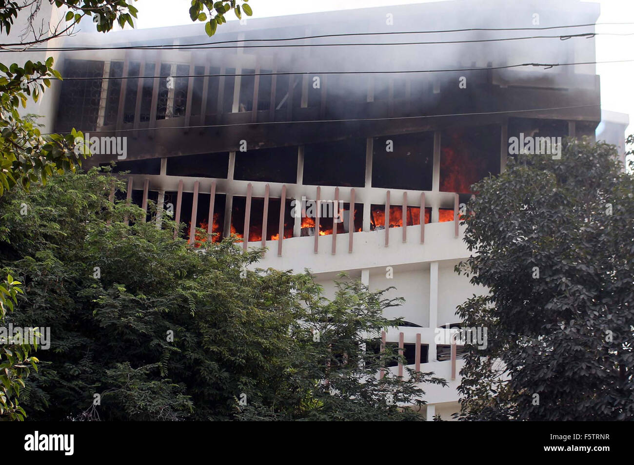 Riesige Flammen gesehen steigt hoch vom Boden der Jinnah Sindh medizinische Universität in Karachi auf Montag, 9. November 2015. Quellen zufolge Feuer brach bei Rekord Zimmer und verschlungen in mehrere Etagen des Gebäudes Jinnah Sindh Medical University. Stockfoto