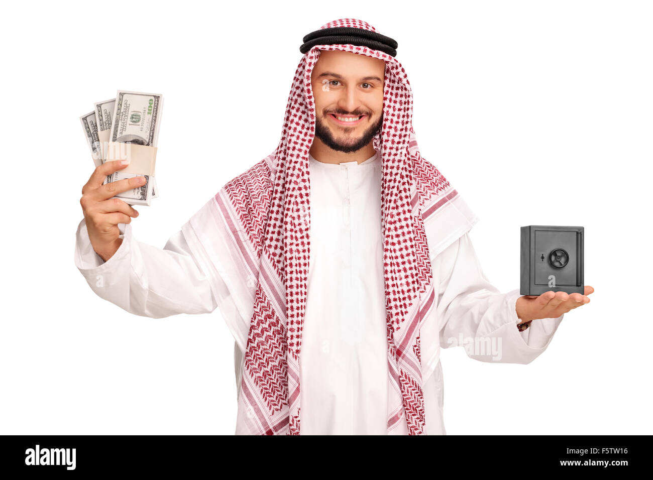 Freudige arabischen halten einige Stapel von Geld in einer Hand und eine kleine Metall sicher in den anderen isoliert auf weißem Hintergrund Stockfoto