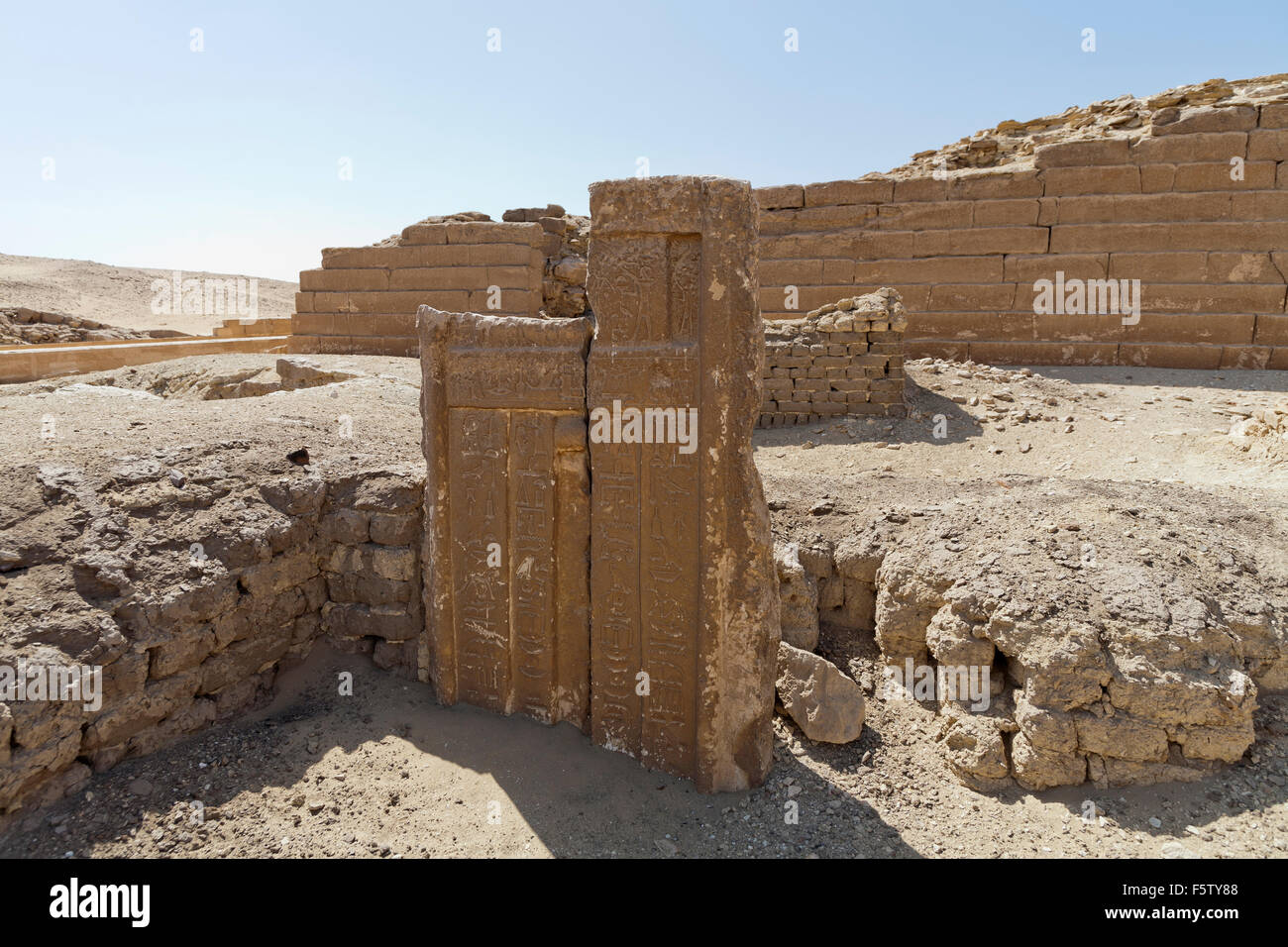 Beschrifteten alten Reiches falschen Tür, Unas Causeway im Hintergrund in der Nekropole von Sakkara auch bekannt als Sakkara Ägypten Stockfoto