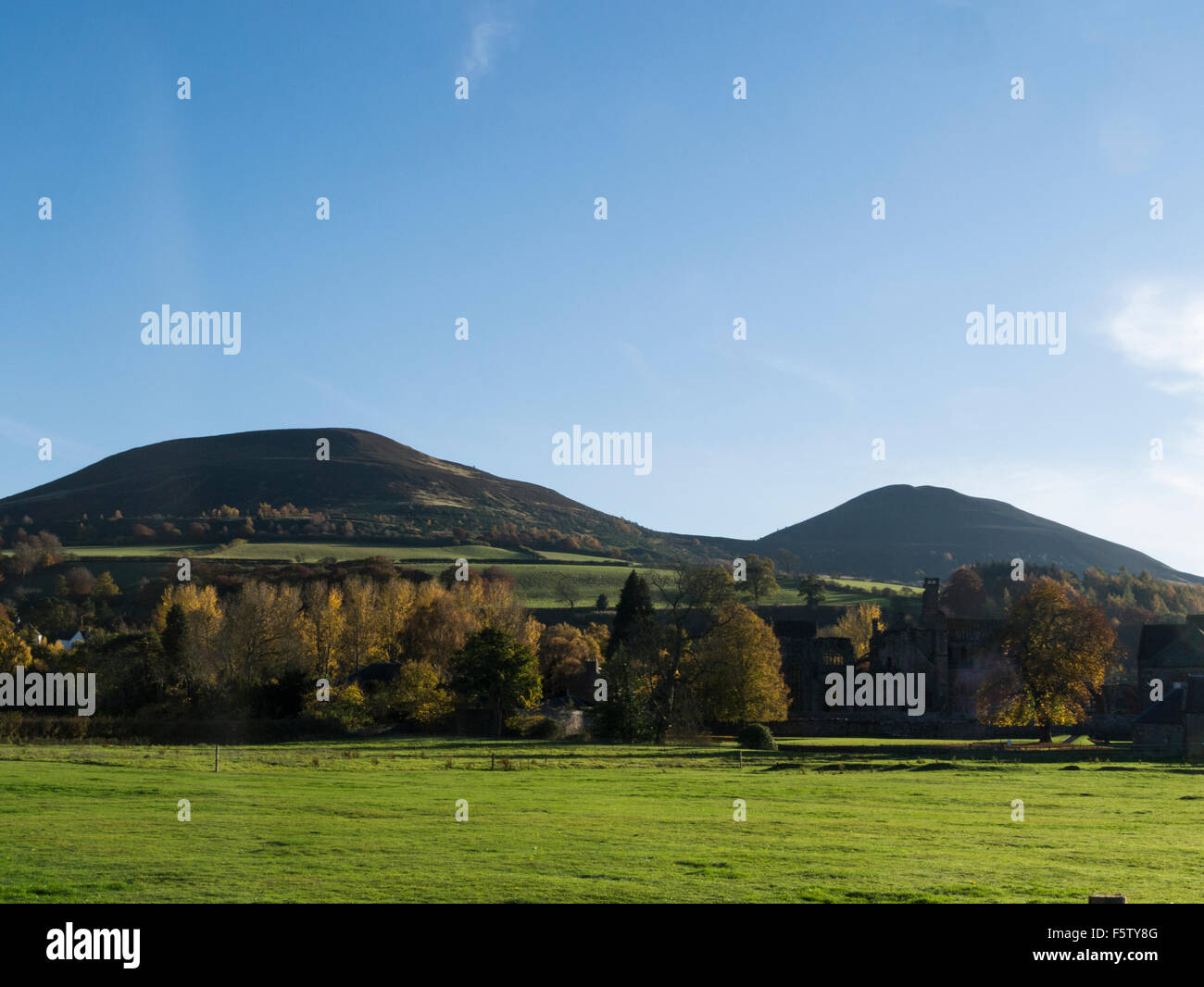 Blick vom Melrose Altstadt zu formschönen Gipfeln der Eildon Hills das bekannteste Wahrzeichen in Scottish Borders und gute Hügel zu Fuß von der Stadt Stockfoto