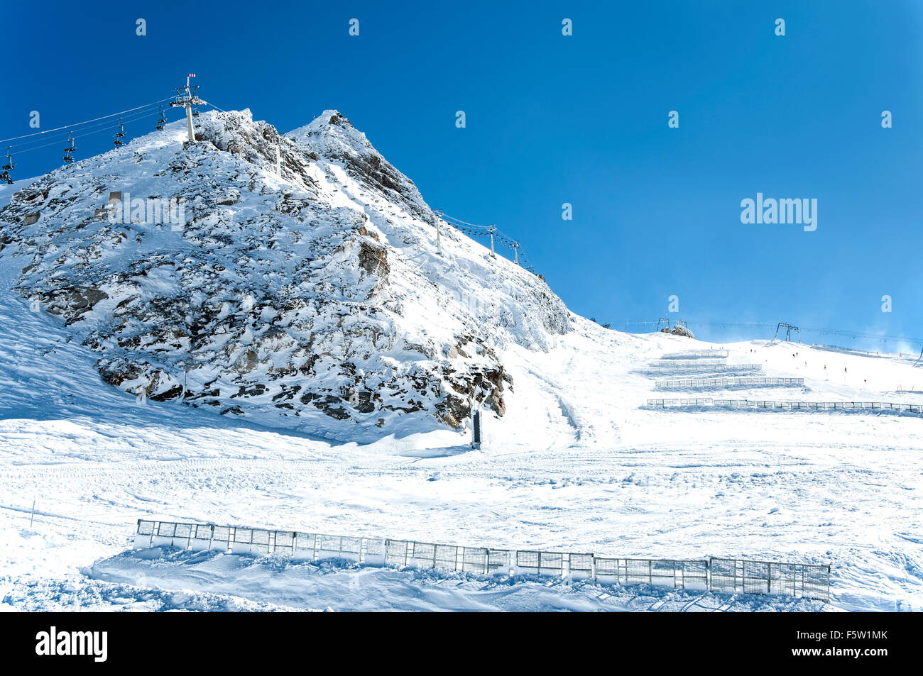 Skilifte, Schneezäune und Skifahrer am Hintertuxer Gletscher in den Zillertaler Alpen in Österreich Stockfoto