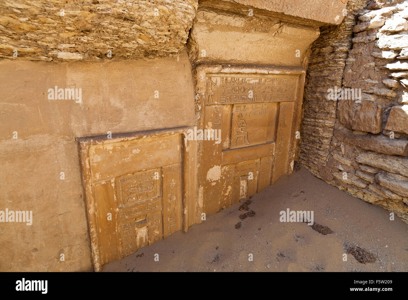 Eingetragen von Kalkstein Scheintüren in der Nähe von Unas Causeway in der Nekropole von Sakkara auch bekannt als Sakkara Ägypten Stockfoto