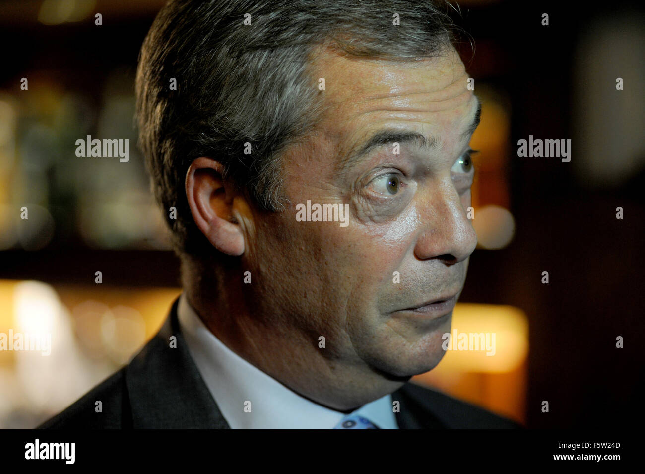 Gloucester, Großbritannien. 9. November 2015. Leiter des UK Unabhängigkeit Partei Nigel Farage MEP spricht mit der Presse bei The Fountain Inn, Gloucester, Gloucestershire, Großbritannien vor einer Sitzung wird am GL1 das Freizeitzentrum in Gloucester.  Das treffen, das die sagen Nein zur EU-Tour gehört die Nigel Farage zu sprechen ist. Bildnachweis: Gavin Crilly/Alamy Live-Nachrichten Stockfoto