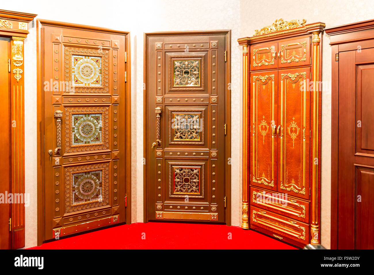 Klassische Innentüren aus Holz braun Farben Stockfoto