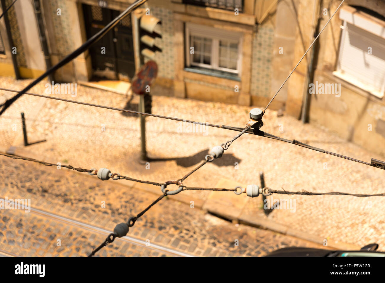 Nahaufnahme von Straßenbahn Kabel net über der Straße Stockfoto
