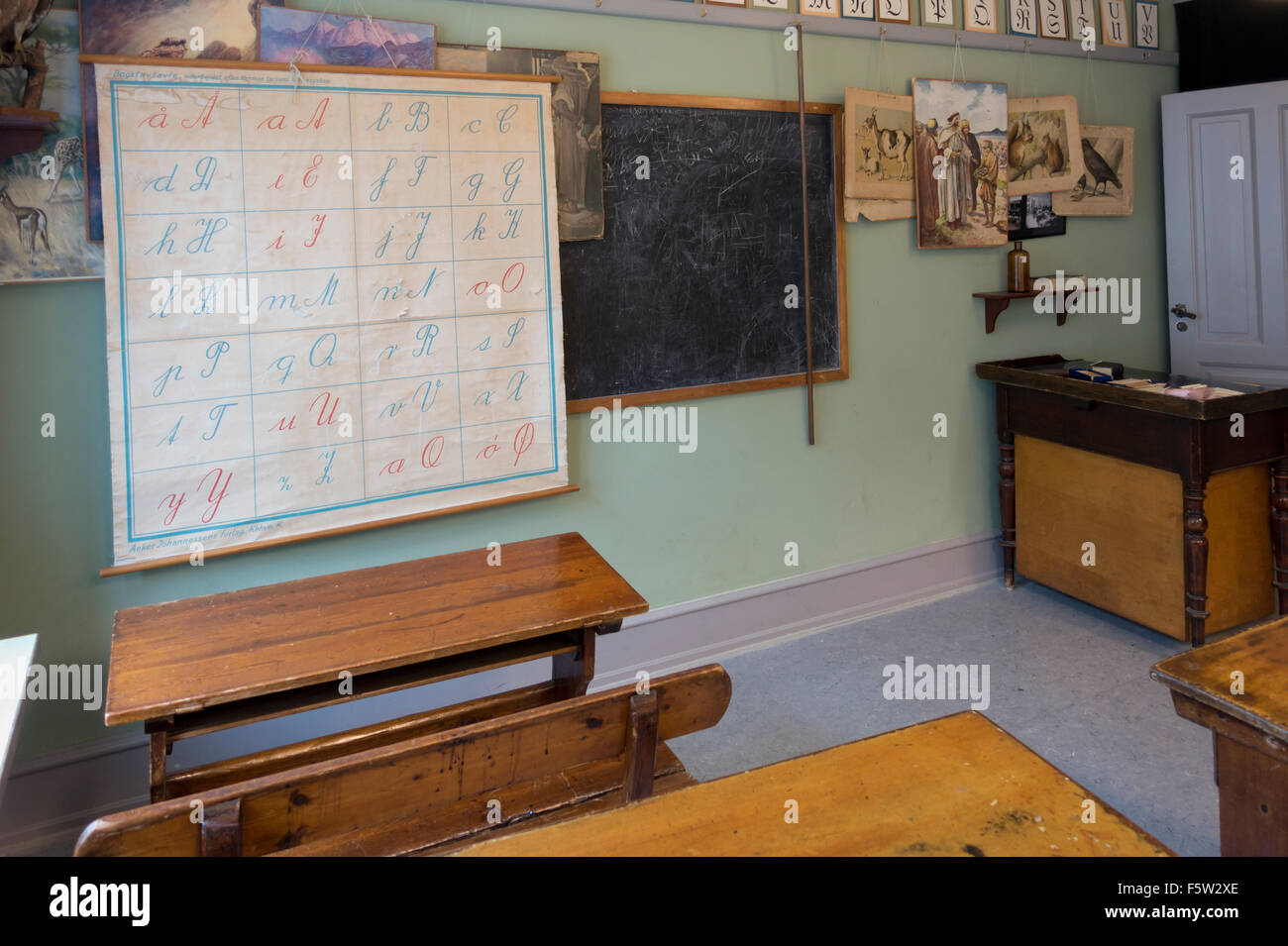 Historische und traditionelle Klassenzimmer. Der Arbeiter-Museum (Arbejdermuseet) Kopenhagen. Diagramm von Skript Buchstaben, Tafel, etc.. Stockfoto