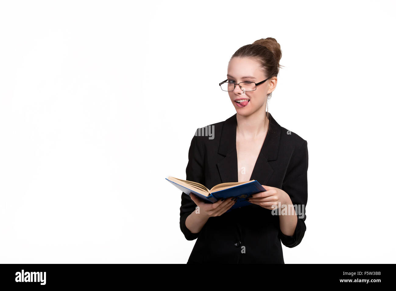 Schöne Studentin ein Buch hält und lächelnd auf einem weißen Hintergrund Stockfoto