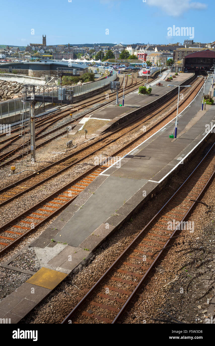 Bahn als es betritt Bahnhof Penzance, Cornwall UK Stockfoto