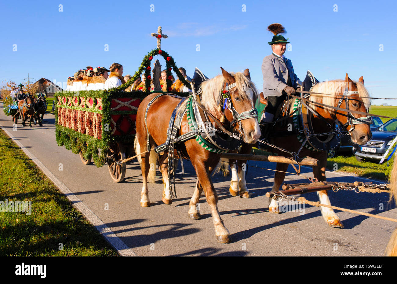 Jedes Jahr findet eine katholische Leonhardi-Umzug in Stadt Murnau, Bayern, Deutschland, mit vielen geschmückten Pferden ein Wagen Stockfoto