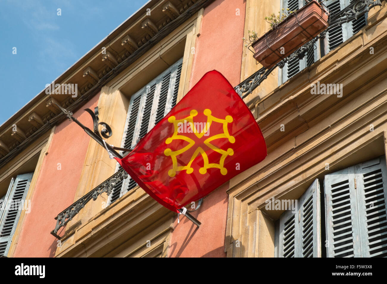 Okzitanisch Flagge, aka Toulouse Flagge, Katharer Kreuz, Zeichen, Okzitanisch, Kultur, fliegen über hotel Balkon an der Cite, Carcassonne, Aude, Süden, Frankreich, Französisch, Stockfoto