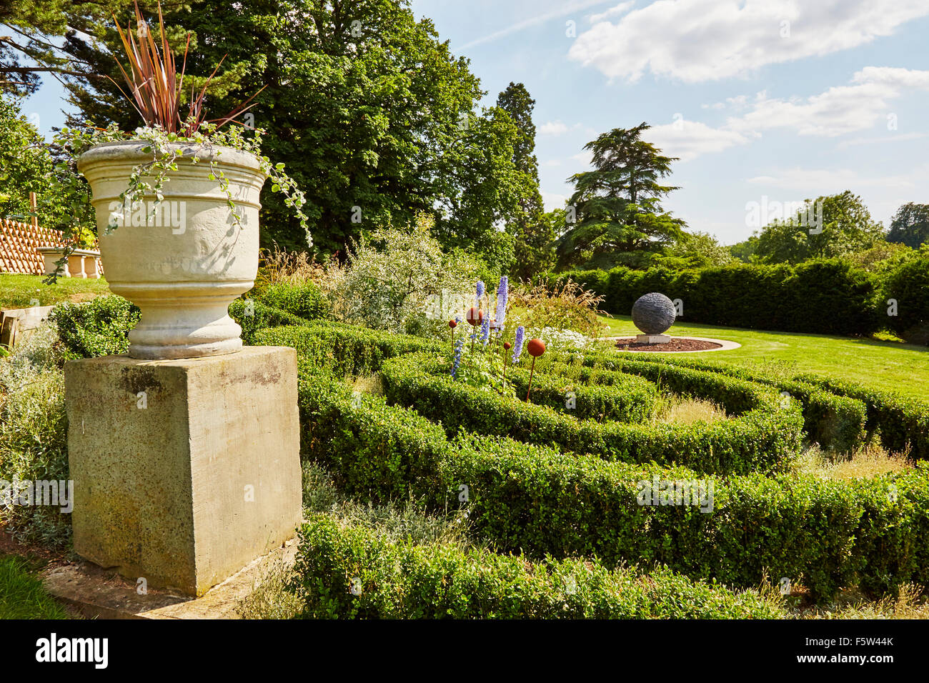 Blick auf die Gärten in Easton Walled Gardens, Easton, Grantham, Lincolnshire, England, UK. Stockfoto