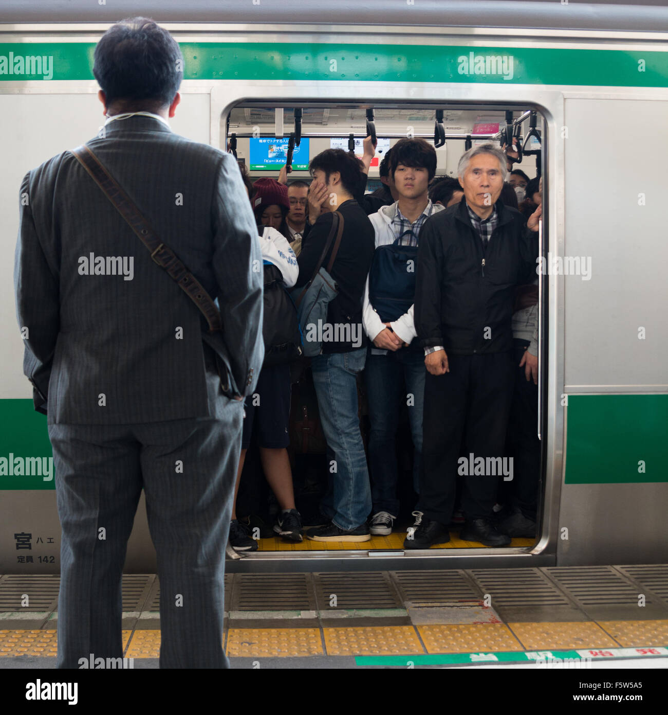 Überfüllte Japan Railway Zug Stockfoto