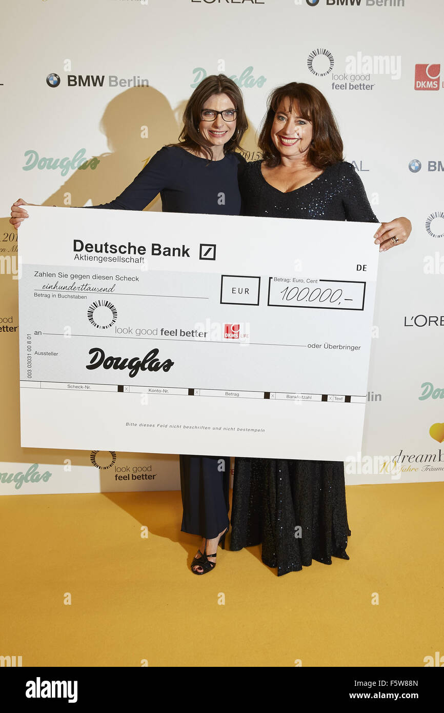 10. jährliche Dreamball zugunsten von DKMS Life Charity bei Ritz-Carlton Hotel Featuring: Claudia Reinery, Ruth Neri wo: Berlin, Deutschland bei: 11 Sep 2015 Stockfoto