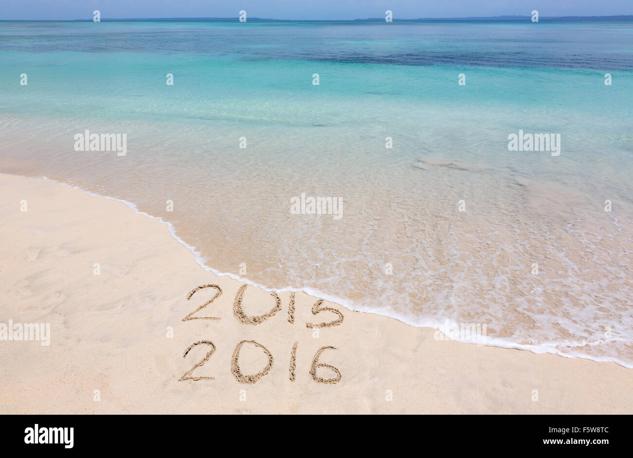Jahr 2015 wird vom Ozeanwelle weggespült Stockfoto