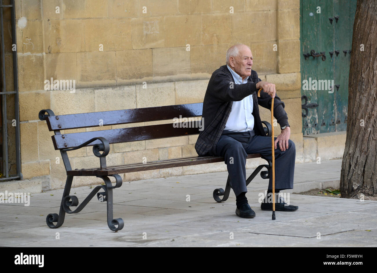 Alter Mann sitzen auf Bank in Ubeda Spanien Stockfoto