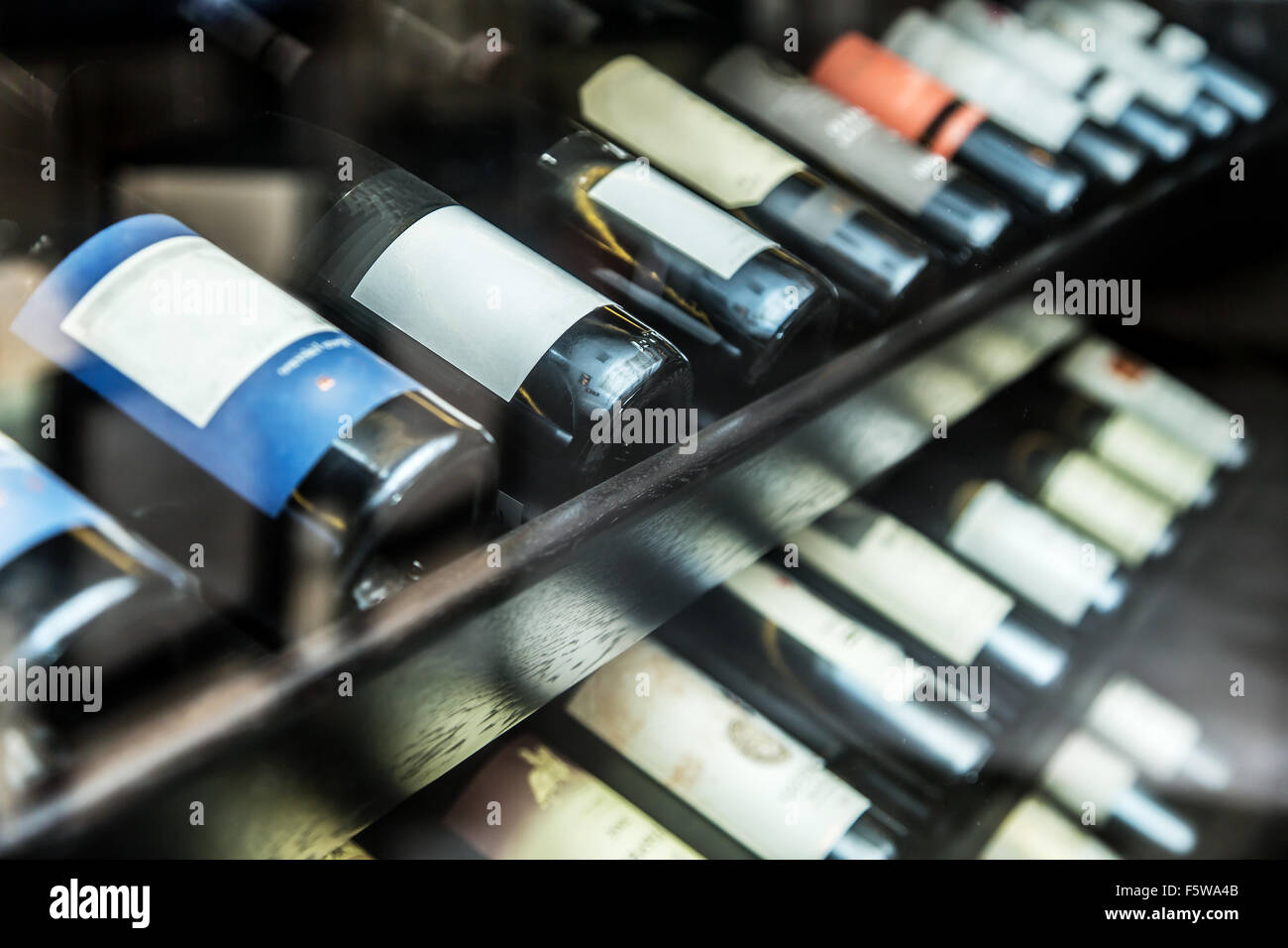 Flaschen Wein auf dem Holzregal. Stockfoto