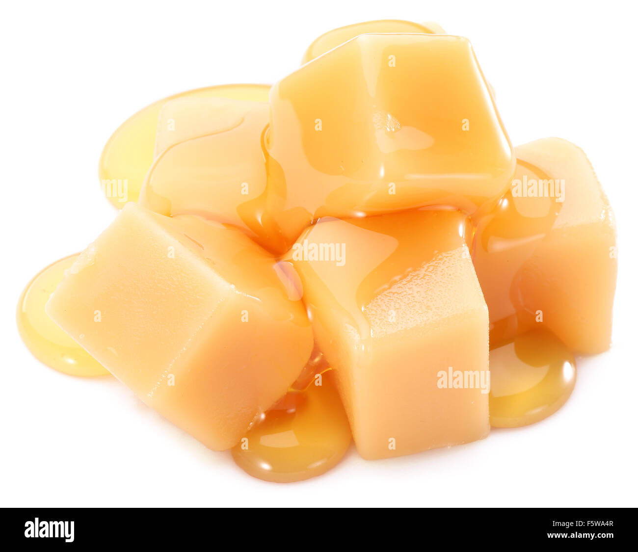 Süßen Karamell Bonbons auf dem weißen Hintergrund. Stockfoto